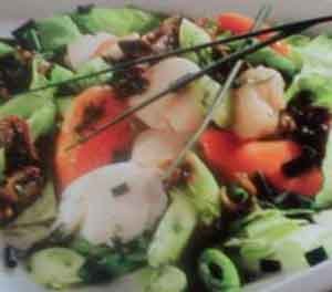 Легкий салат из морских гребешков