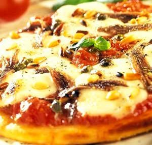 Итальянская пицца с каперсами и анчоусами