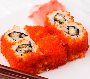 Урамаки суши с угрём и красной икрой тобико