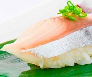 Нигири-суши с золотой макрелью
